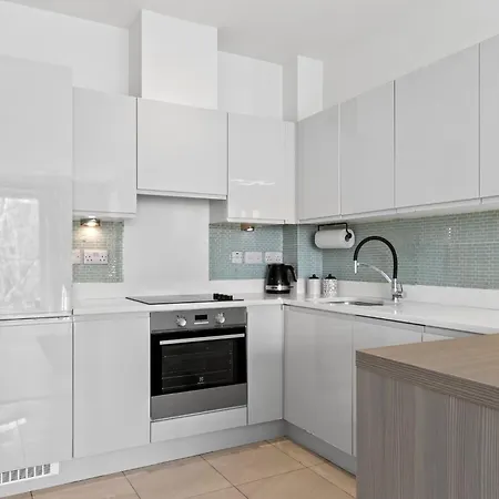 Luxurious 2 Bed In South Dublin, Right At Luas, Tram Stop Apartment *