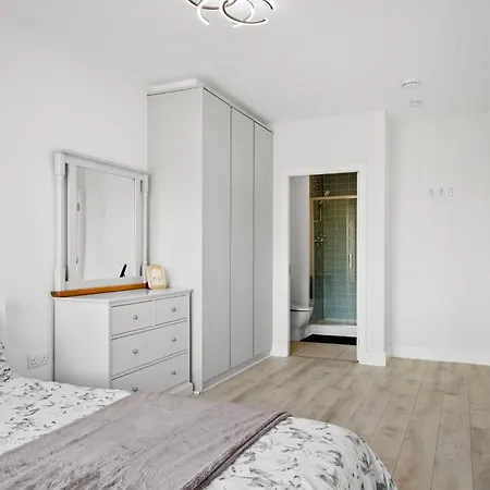 Luxurious 2 Bed In South Dublin, Right At Luas, Tram Stop Apartment *