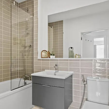 Luxurious 2 Bed In South Dublin, Right At Luas, Tram Stop Apartment Dublin