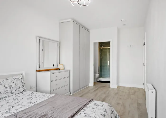 Luxurious 2 Bed In South Dublin, Right At Luas, Tram Stop Apartment *