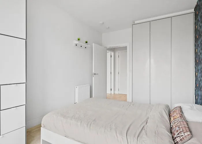 Luxurious 2 Bed In South Dublin, Right At Luas, Tram Stop *