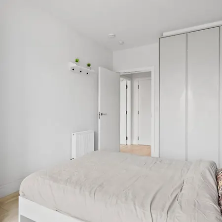 Luxurious 2 Bed In South Dublin, Right At Luas, Tram Stop *
